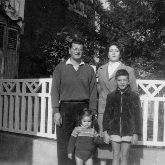 Pierre Bos et Henriette Bos (Chaix) Jean-Pierre et Patrice a Chasse/Rhone chez Alphonsine Vernay (Merle) 1955